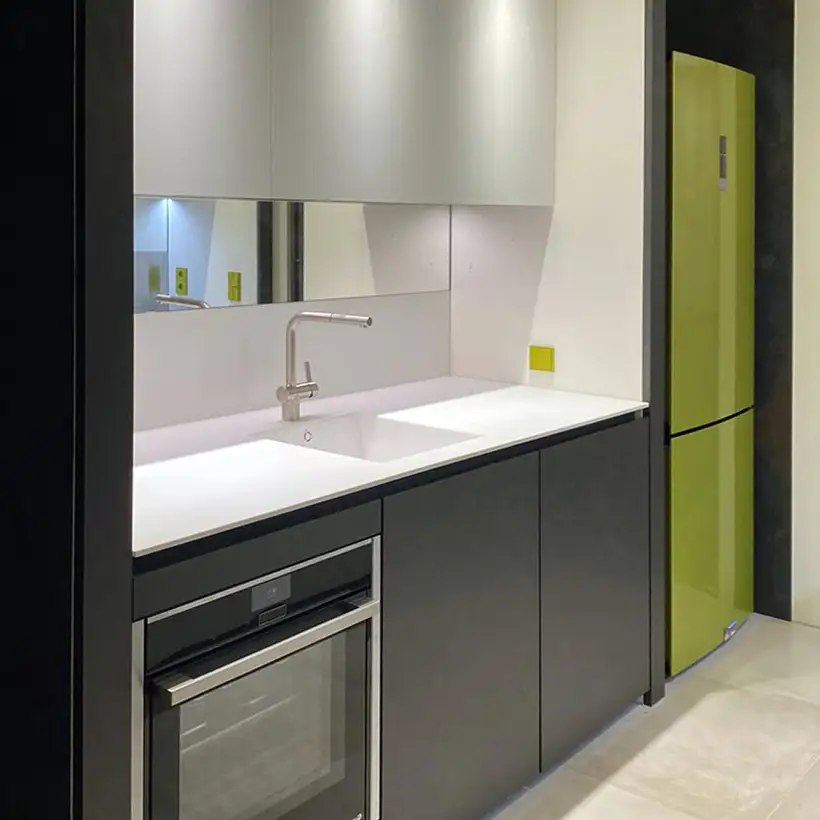  LS 990 in Les Couleurs® Le Corbusier Taster in 32041 vert anglais clair, aufgenommen in einem Apartment nahe Verona in einer Küche, farblich perfekt abgestimmt zu Kühlschrank- und Deckenfarbe