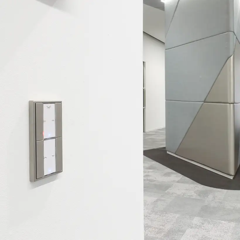 LS 990 KNX F 50 Taster aus Edelstahl, aufgenommen in leichter Perspektive, in der Hauptverwaltung der Stadtwerke Karlsruhe