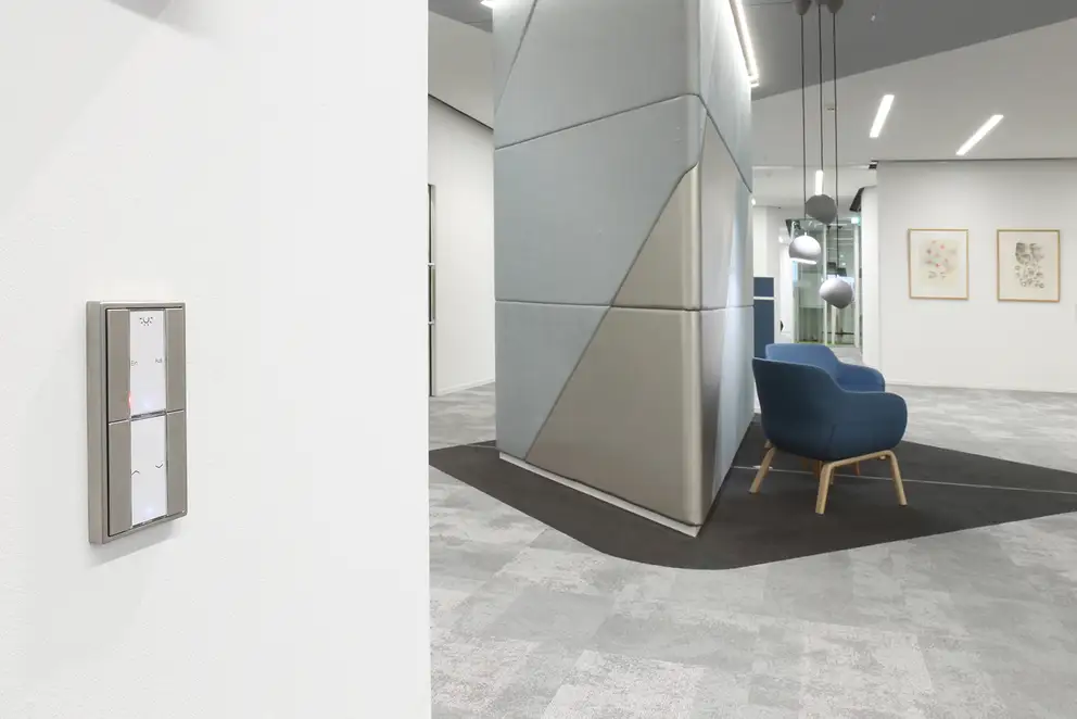 LS 990 KNX F 50 Taster aus Edelstahl, aufgenommen in leichter Perspektive, in der Hauptverwaltung der Stadtwerke Karlsruhe