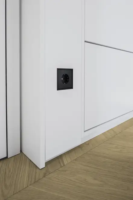 SCHUKO® Steckdose im Programm LS ZERO in Graphitschwarz Matt, Detailaufnahme aus dem Penthouse München.