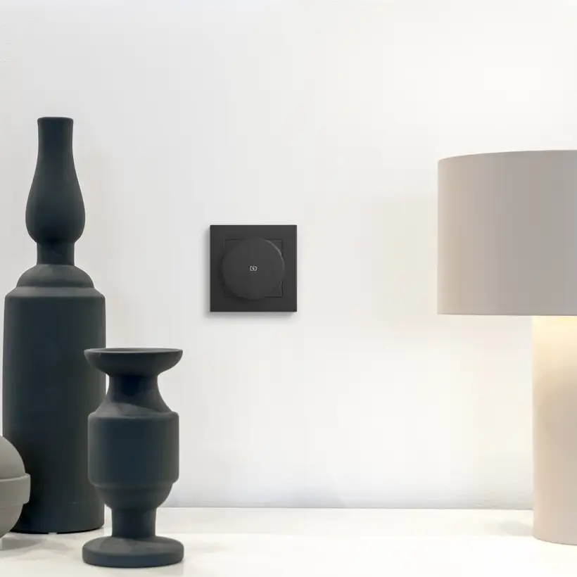 Magnetic Charger im Programm LS in graphitschwarz matt auf weißem Hintergrund.
