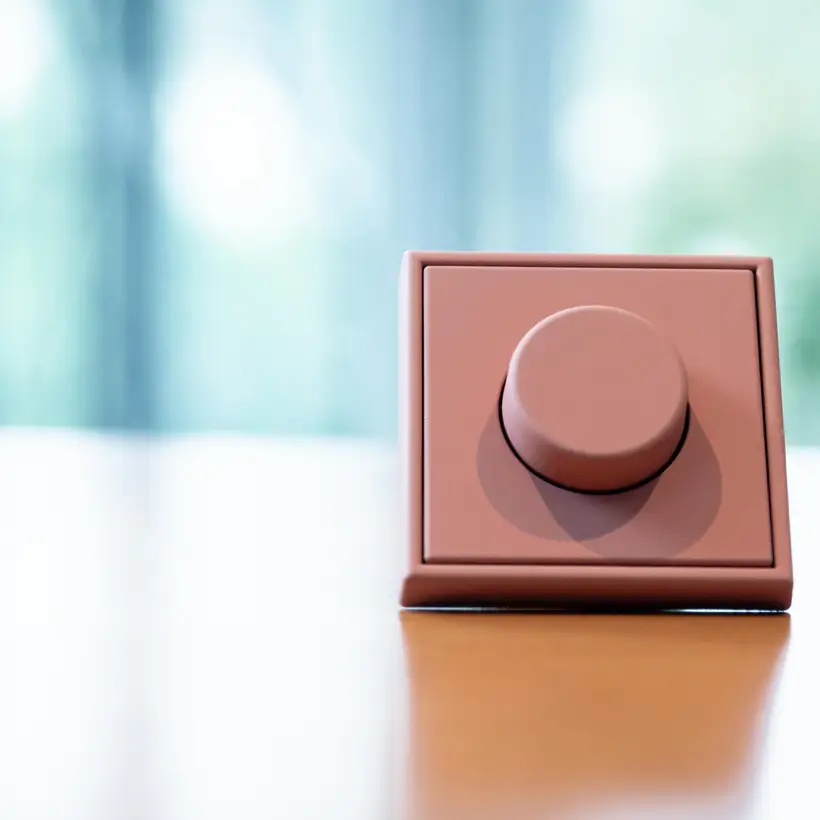  LS 990 Drehdimmer in Les Couleurs® Le Corbusier 32111 l’ocre rouge moyen ausgestellt im Showroom Schalksmühle