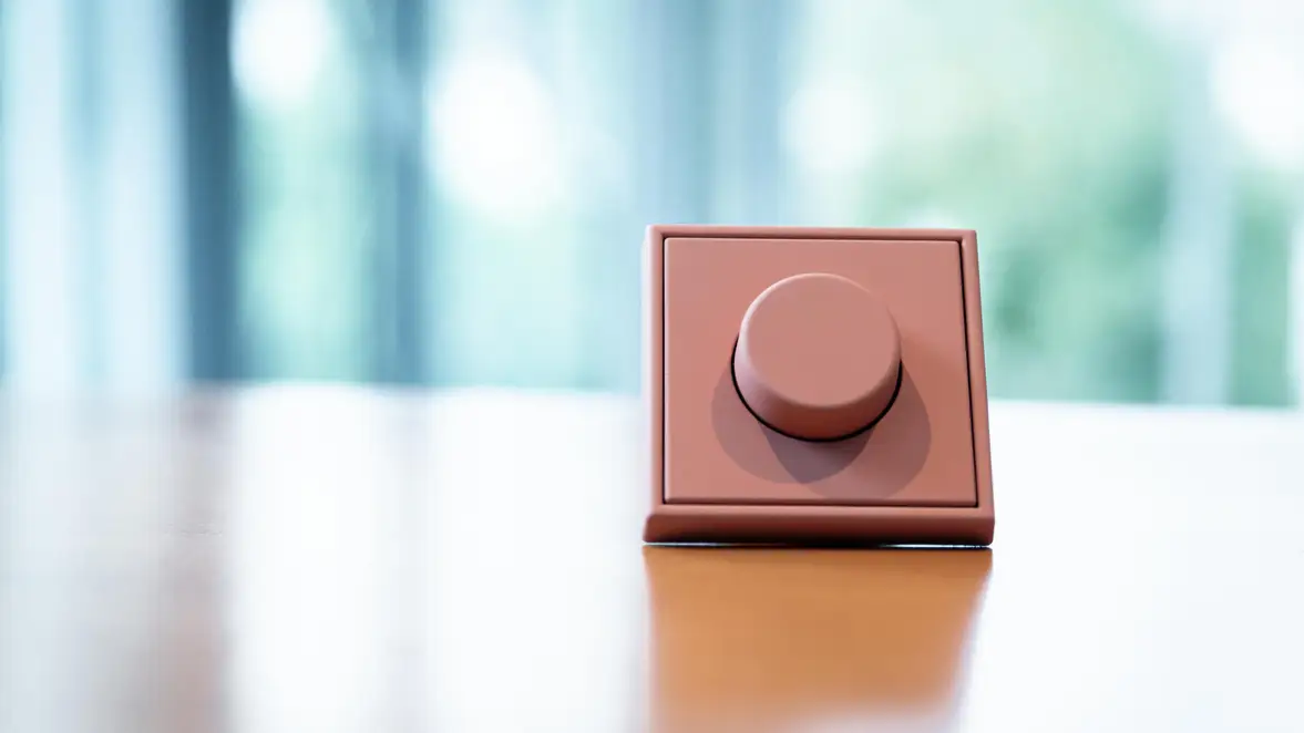  LS 990 Drehdimmer in Les Couleurs® Le Corbusier 32111 l’ocre rouge moyen ausgestellt im Showroom Schalksmühle
