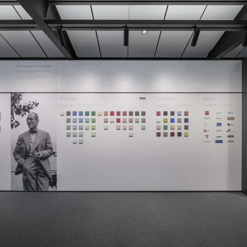  LS 990 in Les Couleurs® Le Corbusier ausgestellt im Showroom Schalksmühle