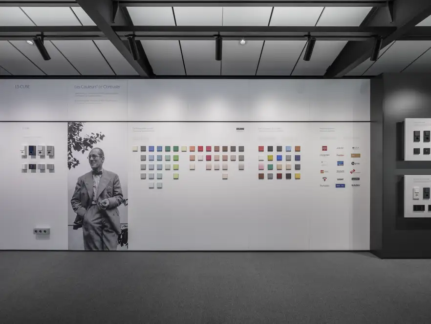  LS 990 in Les Couleurs® Le Corbusier ausgestellt im Showroom Schalksmühle