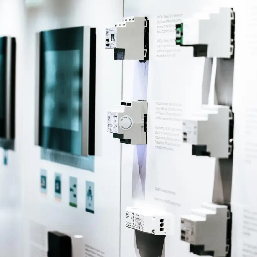  Das Mock-up eines modern ausgestatten Hotelzimmers präsentiert innovative Lösungen aus dem Hospitality Bereich in Anwendung
