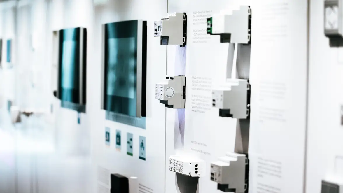  Das Mock-up eines modern ausgestatten Hotelzimmers präsentiert innovative Lösungen aus dem Hospitality Bereich in Anwendung