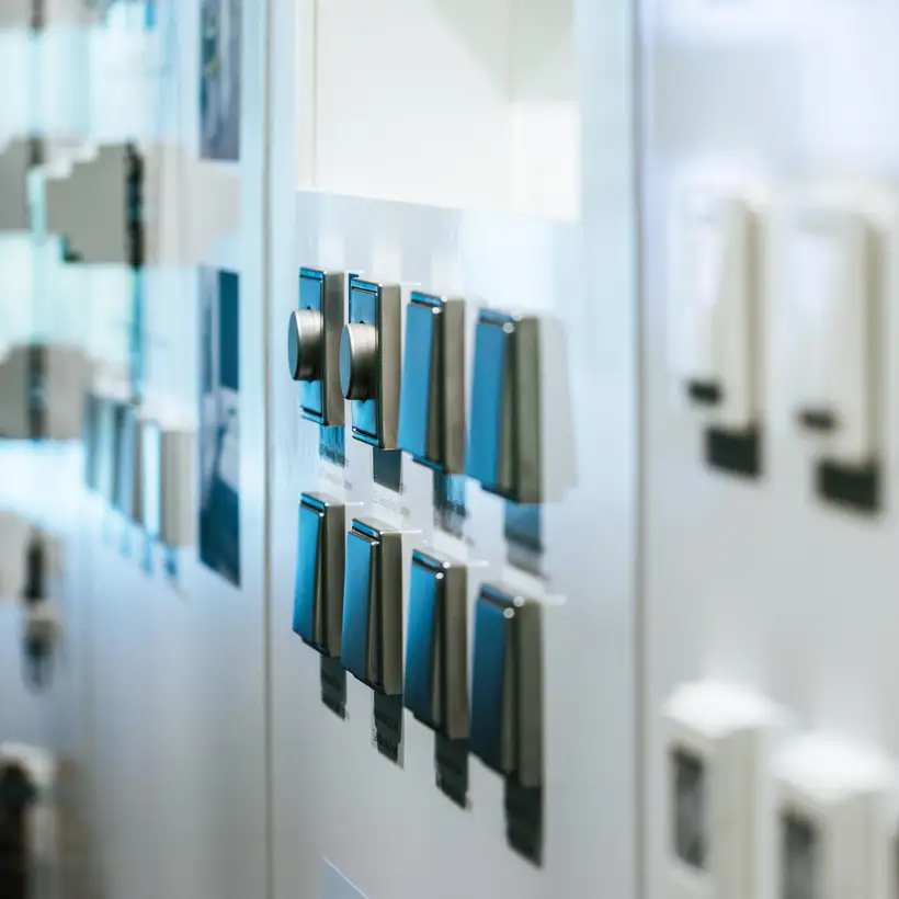 JUNG Showroom in Schalksmühle - Display mit verschiedenen Aktoren, Schaltern und Dimmern