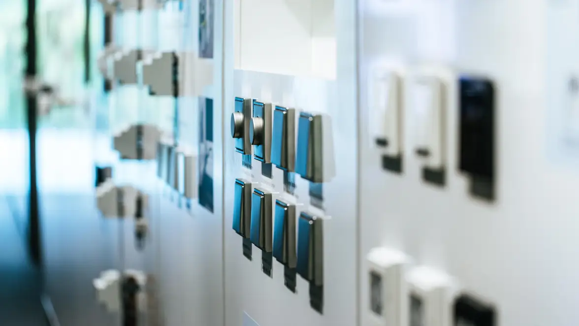 JUNG Showroom in Schalksmühle - Display mit verschiedenen Aktoren, Schaltern und Dimmern