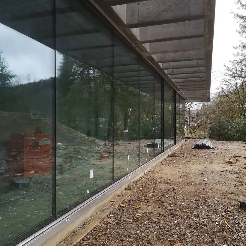 Fensterfront des euen Pavillons der Gründervilla in Schalksmühle