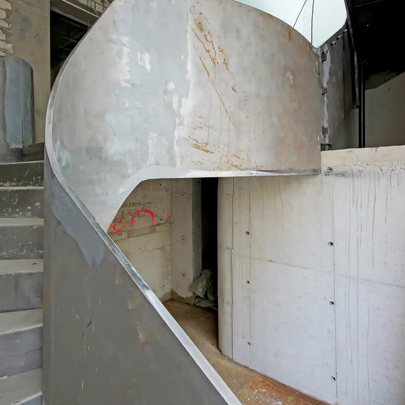 Schalksmühle Baustelle - zum Erhalt und Transformation der Gründervilla. Detailaufnahme eines Treppenaufgangs im Rohbau.