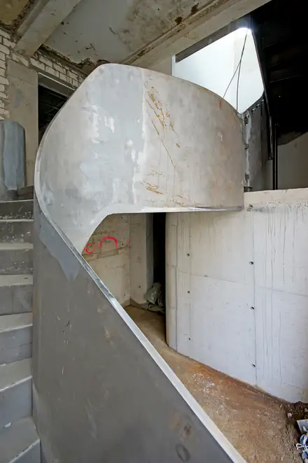 Schalksmühle Baustelle - zum Erhalt und Transformation der Gründervilla. Detailaufnahme eines Treppenaufgangs im Rohbau.
