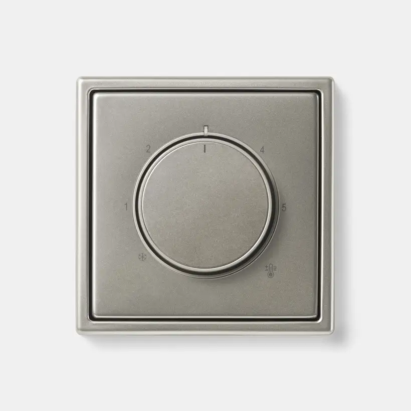 Detailaufnahme eines Drehdimmers im Programm LS 990 aus Edelstahl.