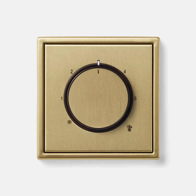 Detailaufnahme eines Drehdimmers im Programm LS 990 in Messing Classic.