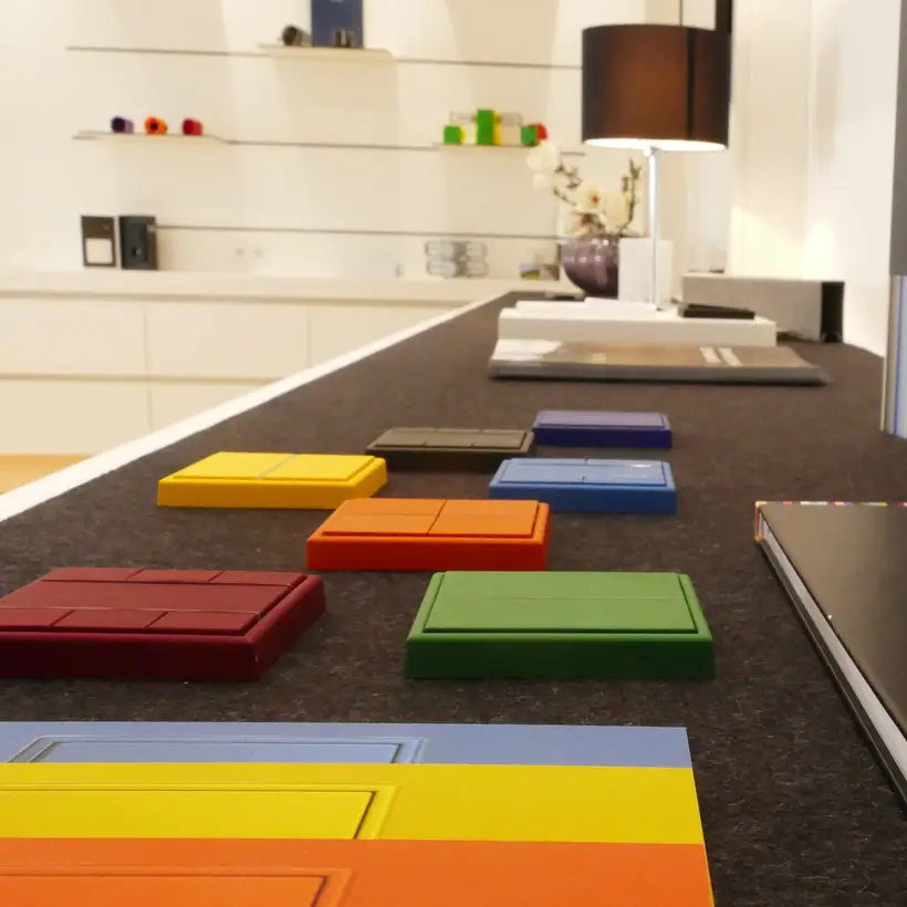 Detailaufnahme verschiedener Produkte im Programm LS 990 in Les Couleurs® Le Corbusier. Aufgenommen im JUNG Showroom Fred Abel GmbH.