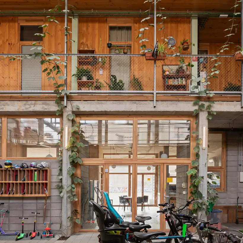 LA BORDA Cooperative Housing, Barcelona - Innenhof mit Fahrrad- und Roller-Parkplatz