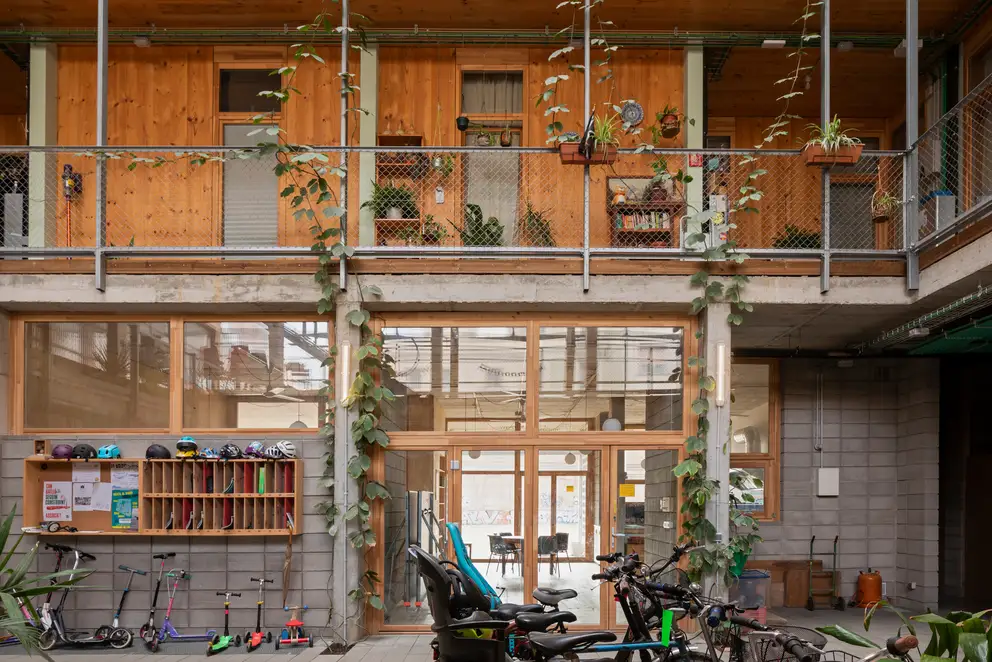 LA BORDA Cooperative Housing, Barcelona - Innenhof mit Fahrrad- und Roller-Parkplatz
