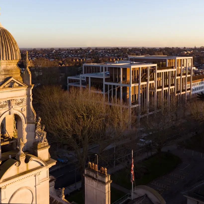 Town House - Kingston University, London - Blick von schräg oben auf Kirchturm und im Hintergrund das Town House