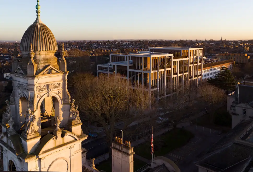 Town House - Kingston University, London - Blick von schräg oben auf Kirchturm und im Hintergrund das Town House