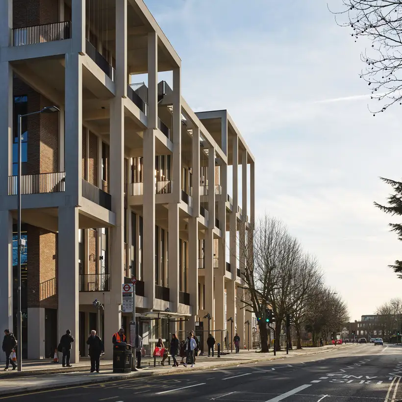 Town House - Kingston University, London - Blick auf Straße und Außenfassade