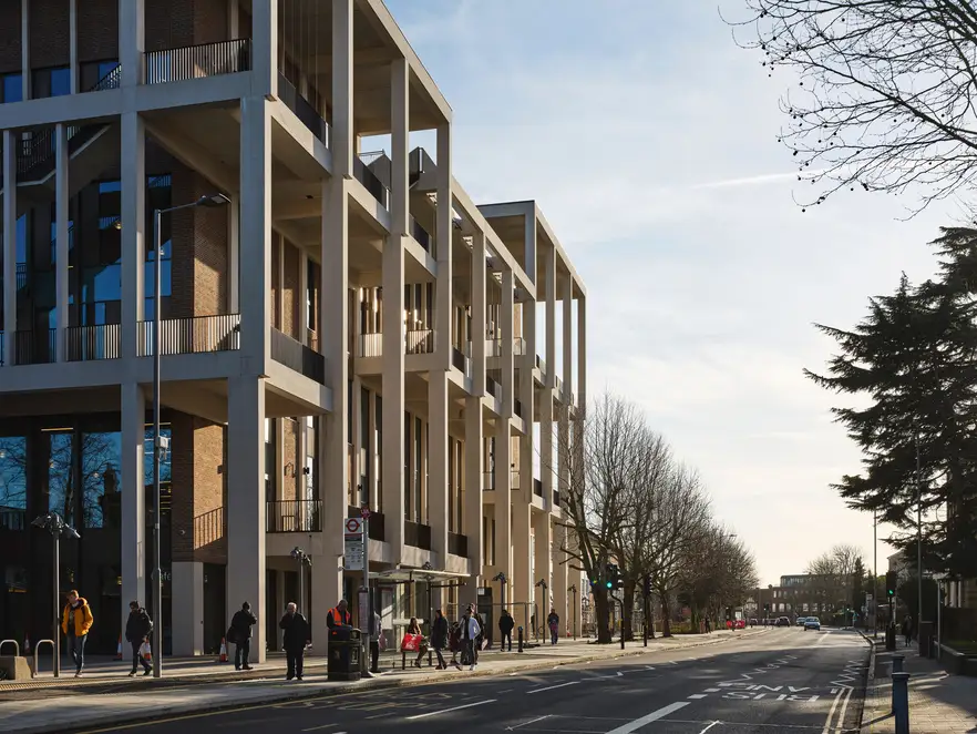 Town House - Kingston University, London - Blick auf Straße und Außenfassade