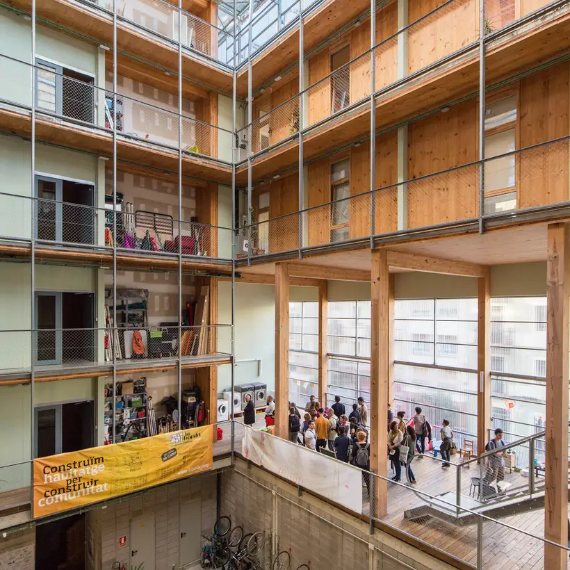 LA BORDA Cooperative Housing, Barcelona - Innenhof mit Fahrradparkplatz