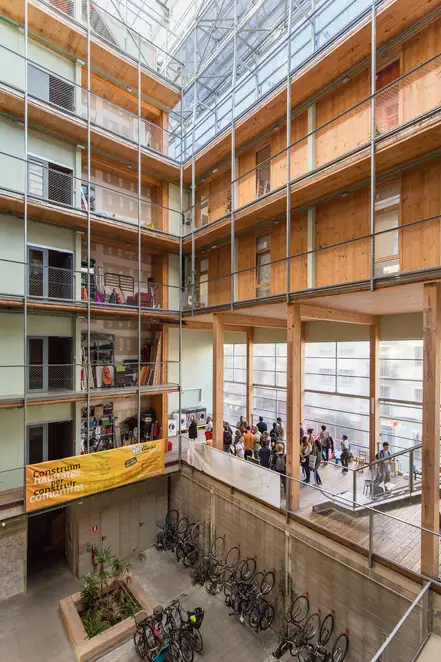 LA BORDA Cooperative Housing, Barcelona - Innenhof mit Fahrradparkplatz