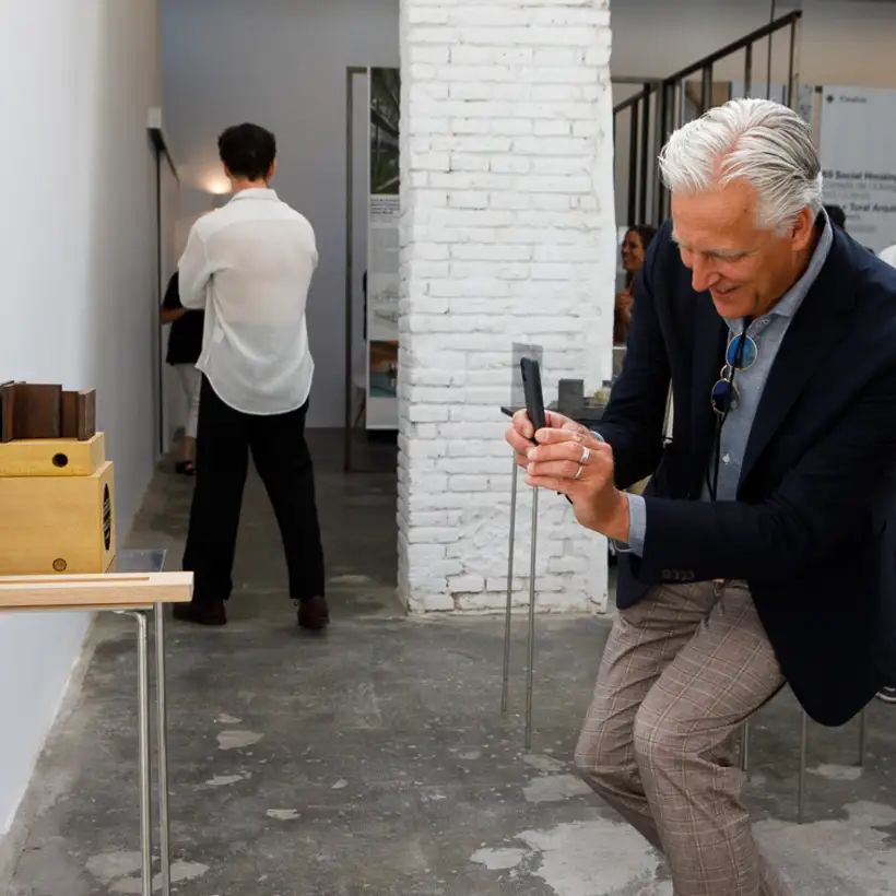 EUmies Awards Day 2022 - Ausstellungsräumlichkeiten mit fotografierendem Gast