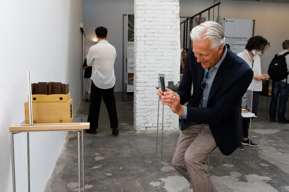 EUmies Awards Day 2022 - Ausstellungsräumlichkeiten mit fotografierendem Gast