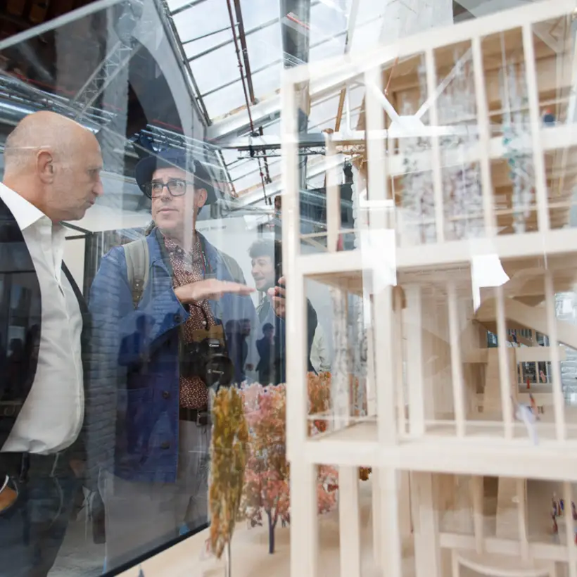 EUmies Awards Day 2022 - Besucher diskutieren Ausstellungsobjekt