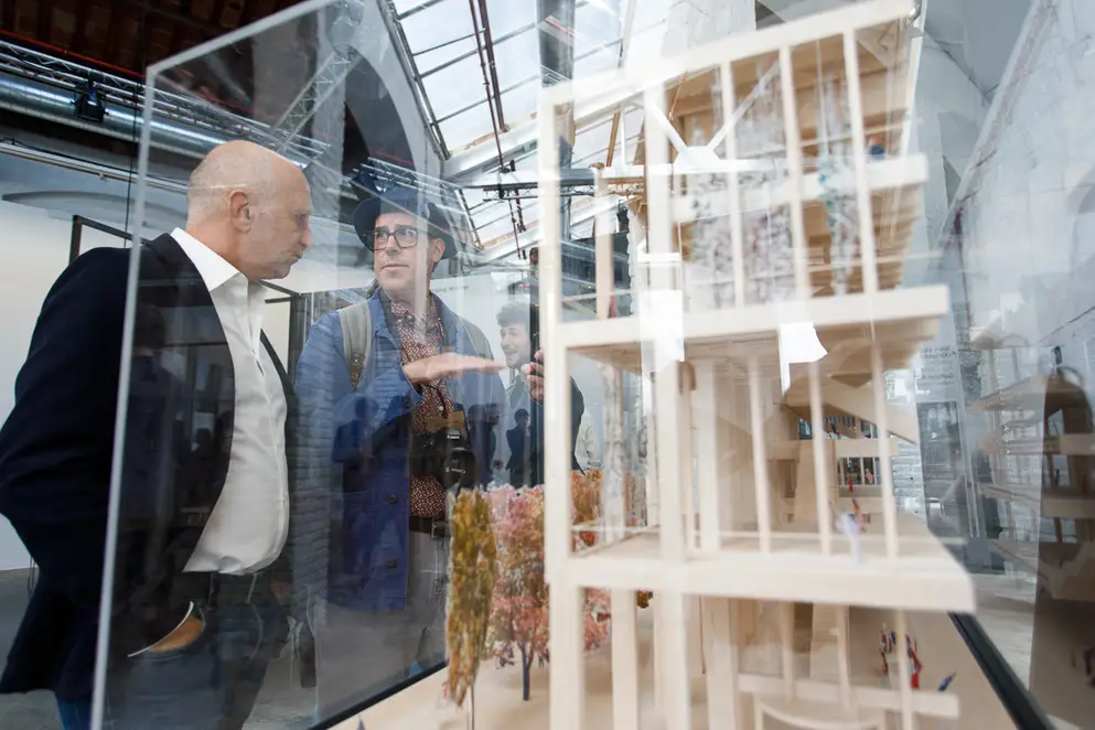 EUmies Awards Day 2022 - Besucher diskutieren Ausstellungsobjekt