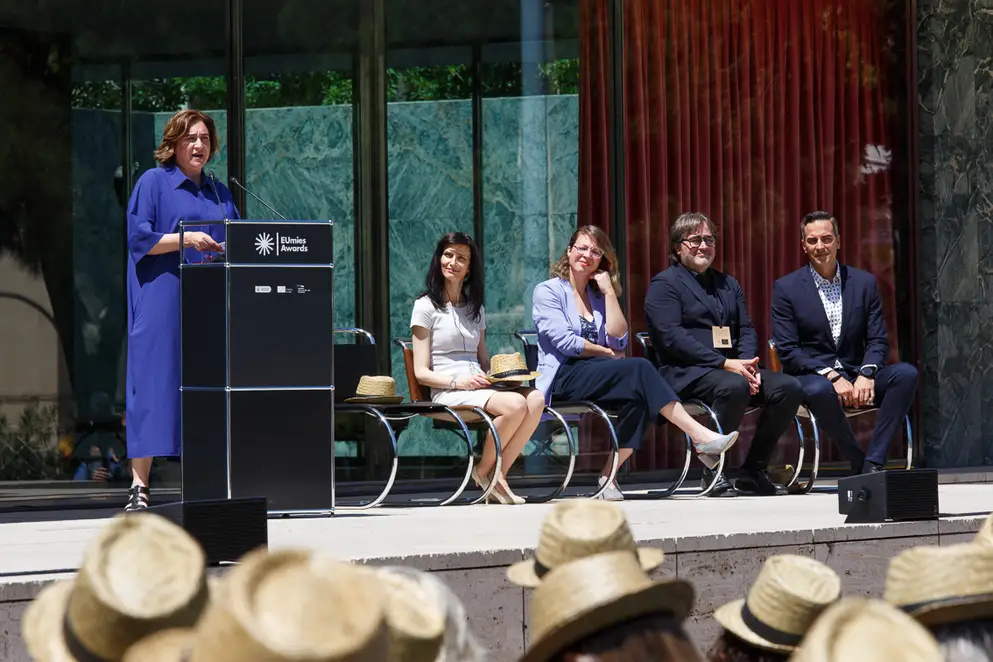 EUmies Awards Day 2022 - Blick auf Gäste und Podiumsdiskussion auf Bühne