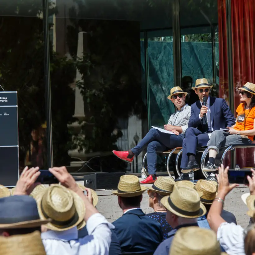EUmies Awards Day 2022 - Blick auf Gäste und Podiumsdiskussion auf Outdoor-Bühne