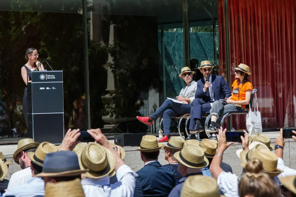 EUmies Awards Day 2022 - Blick auf Gäste und Podiumsdiskussion auf Outdoor-Bühne