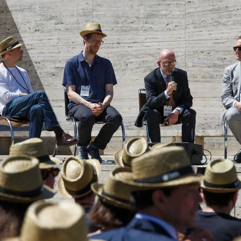 EUmies Awards Day 2022 - Blick auf Gäste und Podiumsdiskussion auf Outdoor-Bühne