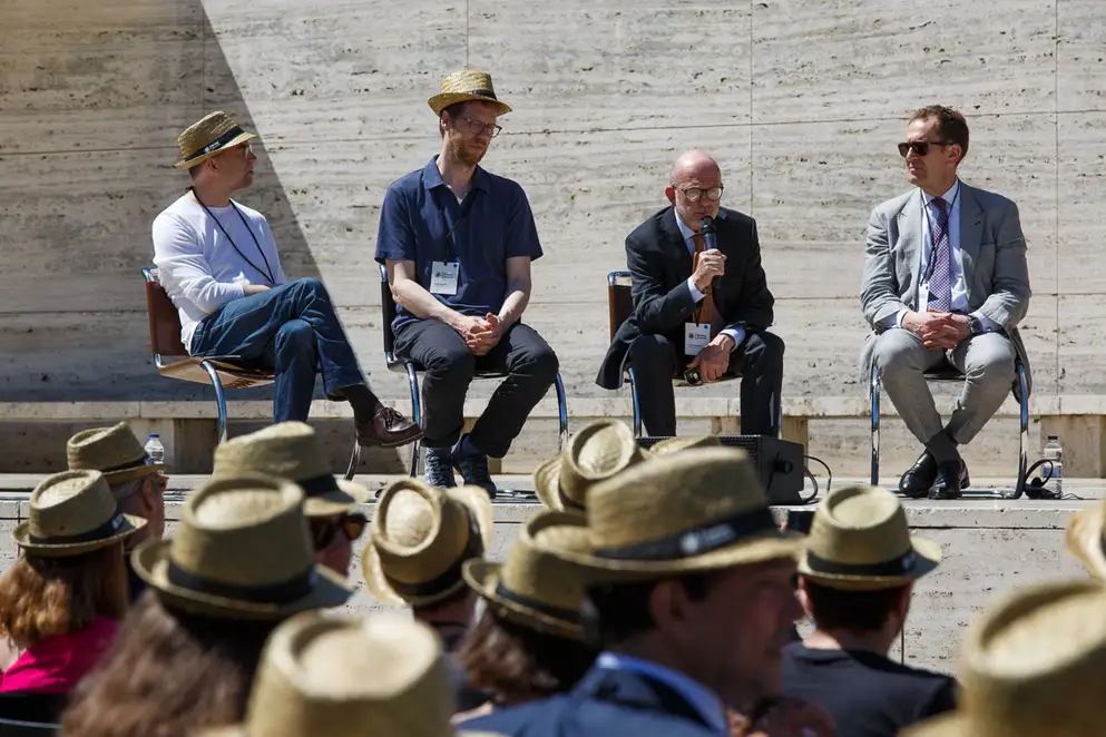 EUmies Awards Day 2022 - Blick auf Gäste und Podiumsdiskussion auf Outdoor-Bühne