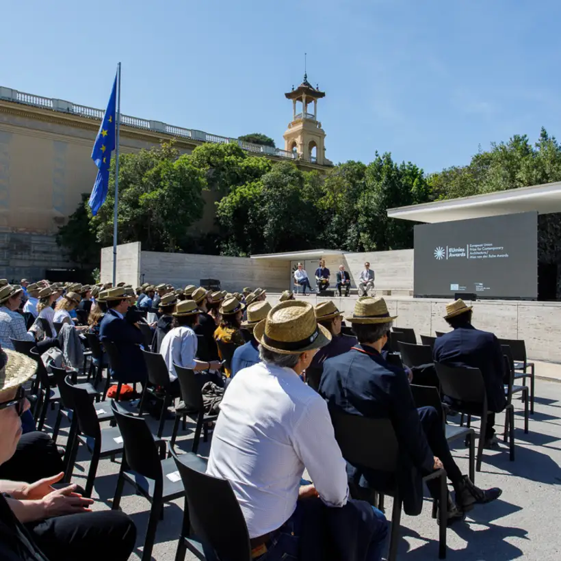 EUmies Awards Day 2022 - Blick auf Gäste und Podiumsdiskussion auf Outdoor-Bühne