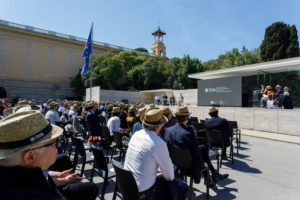EUmies Awards Day 2022 - Blick auf Gäste und Podiumsdiskussion auf Outdoor-Bühne