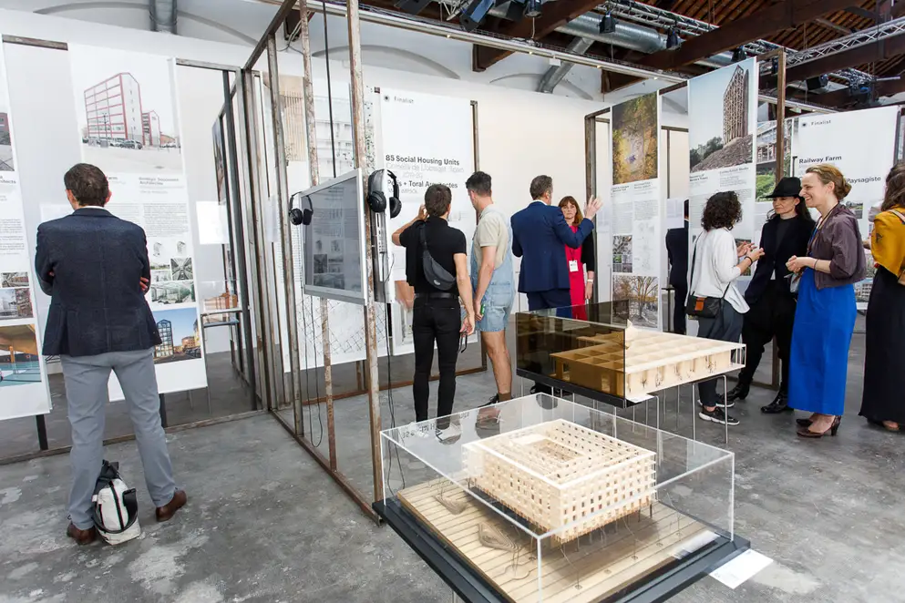 EUmies Awards Day 2022 - Ausstellung mit Besucherinnen und Besuchern