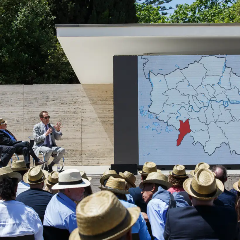 EUmies Awards Day 2022 - Blick auf Gäste und Podiumsdiskussion auf Outdoor-Bühne