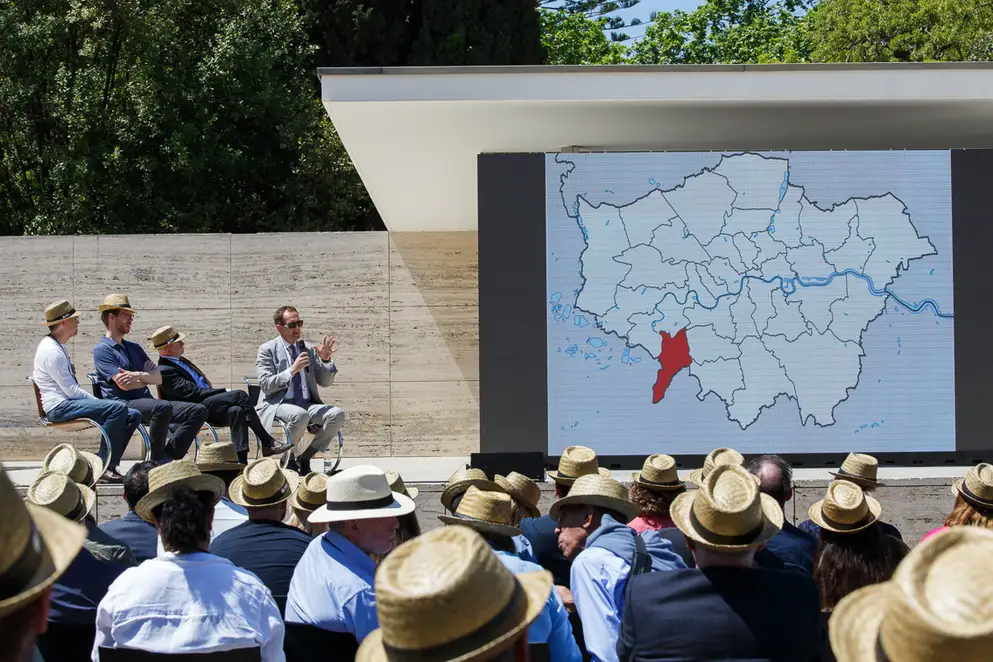 EUmies Awards Day 2022 - Blick auf Gäste und Podiumsdiskussion auf Outdoor-Bühne