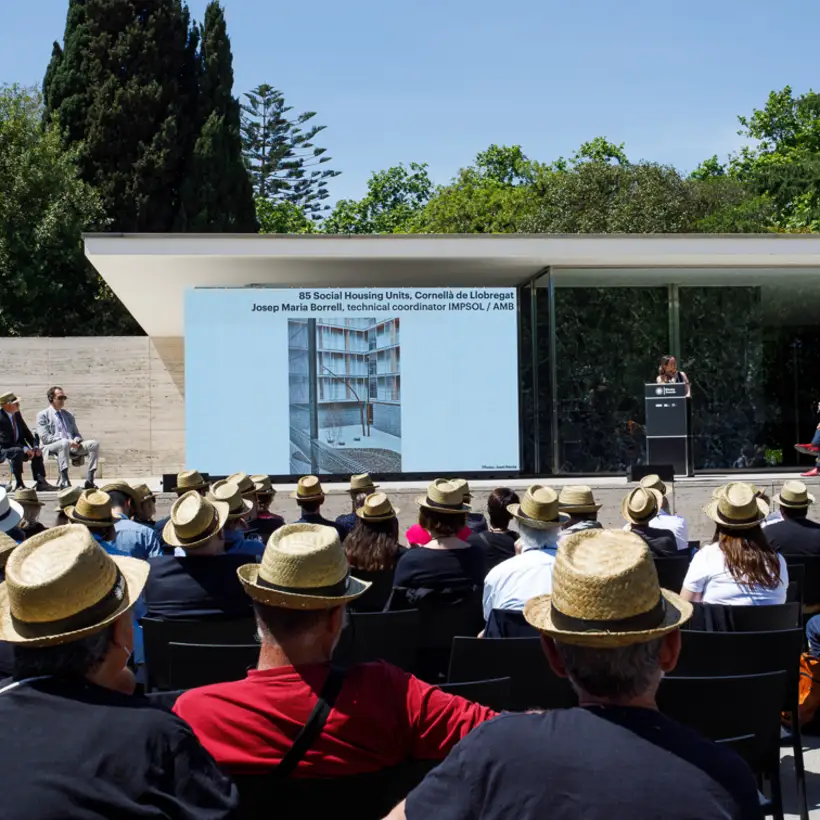EUmies Awards Day 2022 - Blick auf Gäste und Podiumsdiskussion auf Outdoor-Bühne