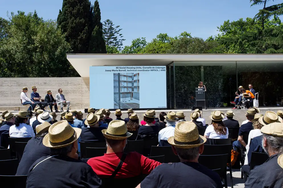 EUmies Awards Day 2022 - Blick auf Gäste und Podiumsdiskussion auf Outdoor-Bühne