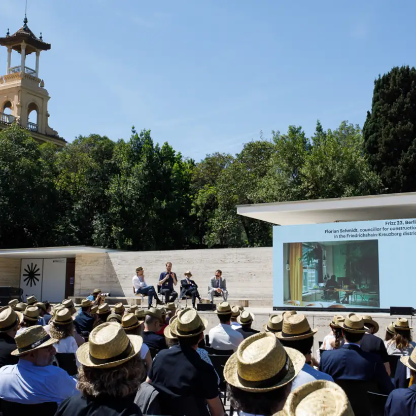 EUmies Awards Day 2022 - Blick auf Gäste und Podiumsdiskussion auf Outdoor-Bühne