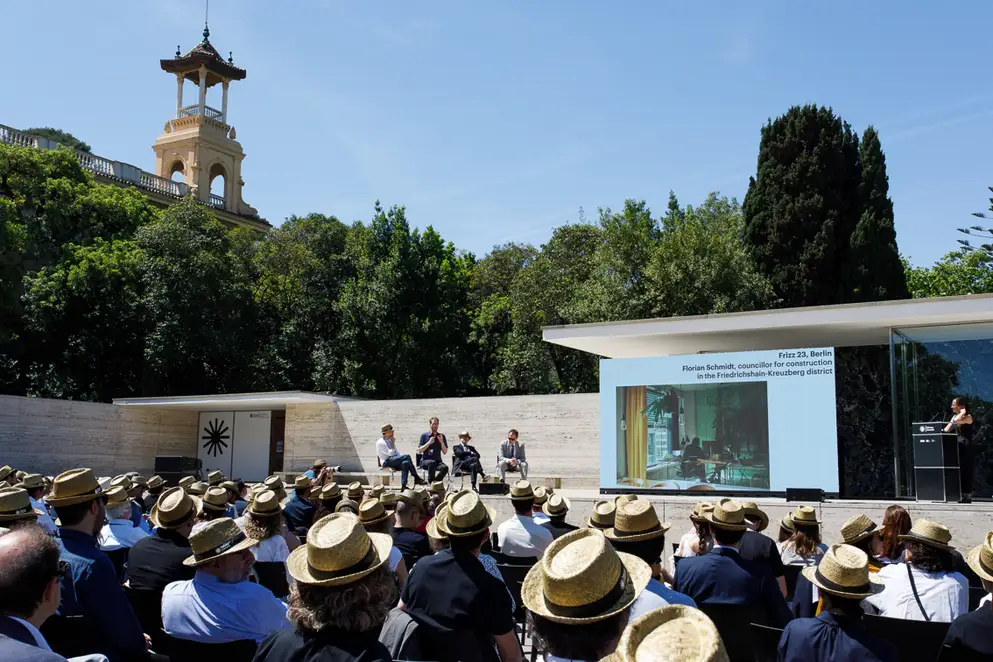 EUmies Awards Day 2022 - Blick auf Gäste und Podiumsdiskussion auf Outdoor-Bühne