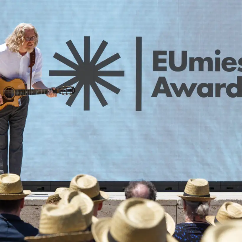 EUmies Awards Day 2022 - Musikalische Unterhaltung von Gitarrist auf Bühne