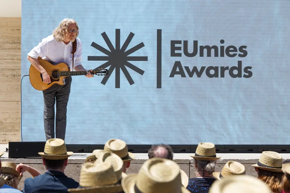 EUmies Awards Day 2022 - Musikalische Unterhaltung von Gitarrist auf Bühne