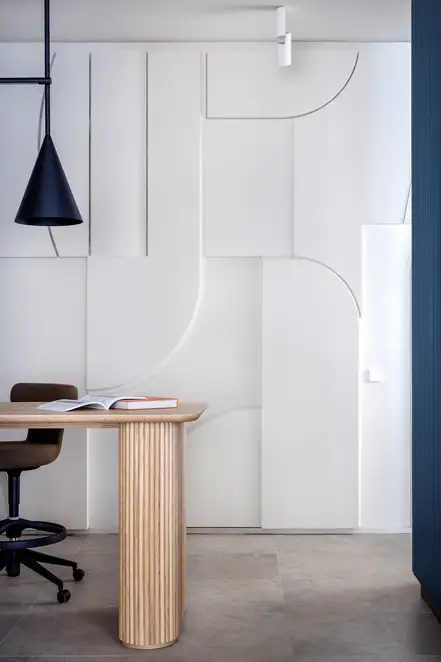 JUNG Brandstore Madrid, Schreibtisch im Anschnitt vor akzentuierter Wand