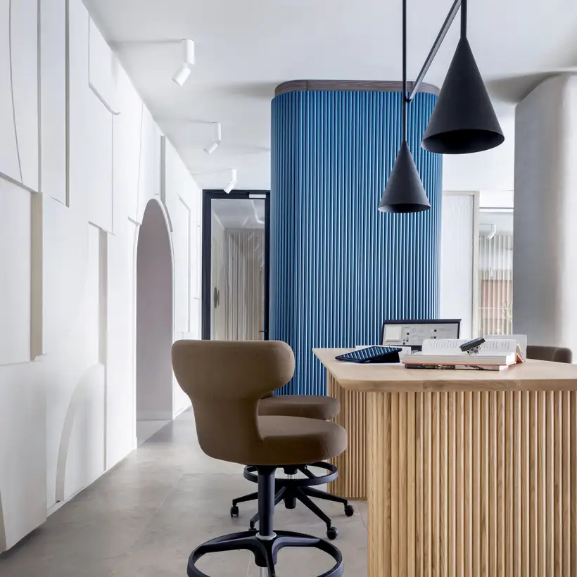 JUNG Brandstore Madrid, Schreibtisch im Anschnitt vor akzentuierter Wand