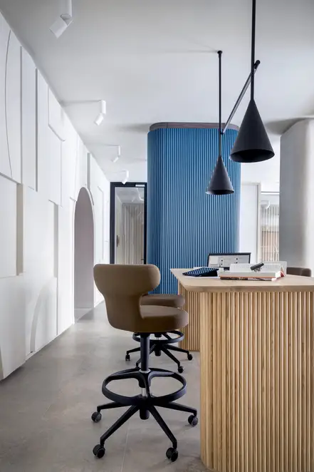 JUNG Brandstore Madrid, Schreibtisch im Anschnitt vor akzentuierter Wand